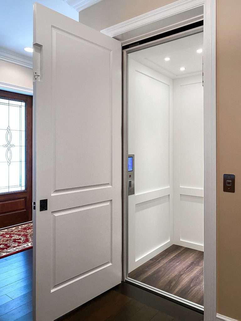 合乐88手机版app下载现代白色摇床风格定制住宅电梯与门打开看里面. 这张照片拍摄于住宅入口的楼梯旁.